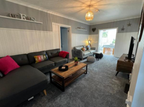 Ocean Cottage, Ferring - seaside cottage moments from the beach and Bluebird cafe
